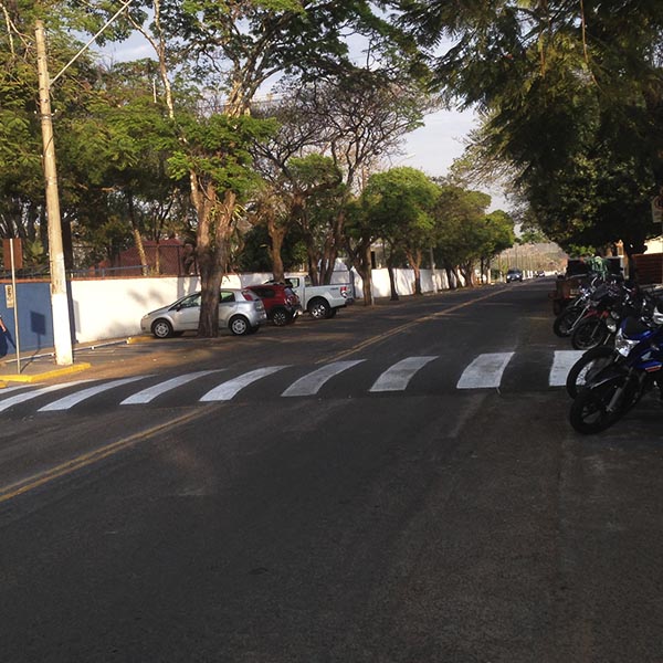 Faixa elevada é instalada na Avenida Paraguaçu, em frente ao PTC