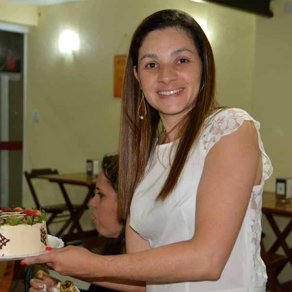 Talita Galhardo apaga velinhas nesta terça