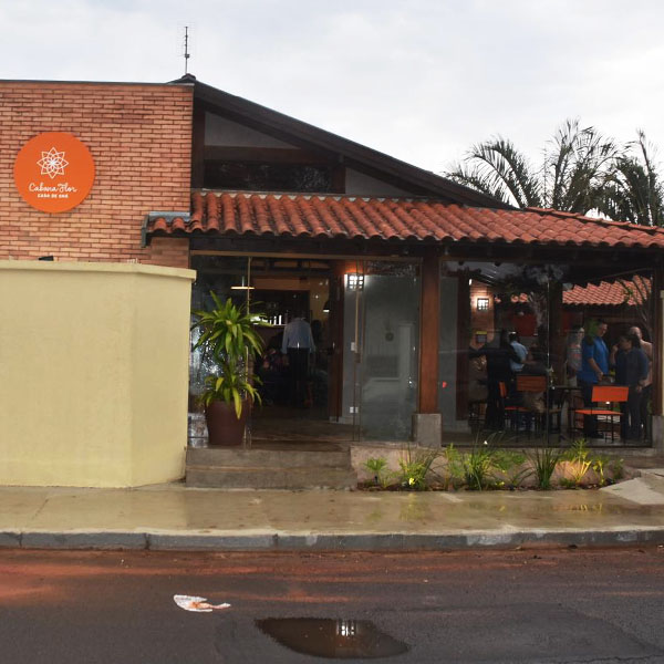 Chuva bem-vinda deu brilho e trouxe bons fluídos à chegada da 'Cabana Flor' a Paraguaçu