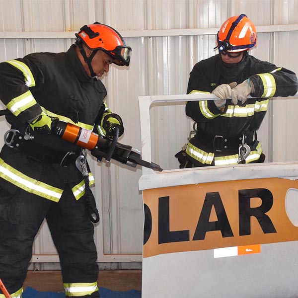 Corpo de Bombeiros recebe equipamento para ajudar no salvamento de vítimas presas em ferragens