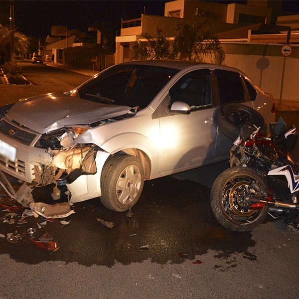 Colisão entre moto e carro deixa uma pessoa ferida em Paraguaçu