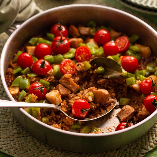 Arroz com frango, páprica e tomate em uma panela só