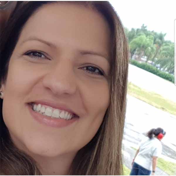 Aline Canevari completa idade nova