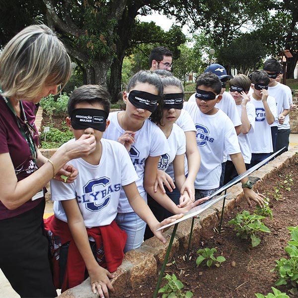 AMU Unimed Assis e AADVAR realizam visitas guiadas no Jardim Sensorial do Parque Buracão