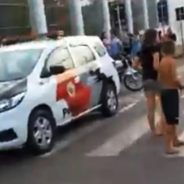 Grupo invade escola e agride funcionário suspeito de abusar de criança em Assis