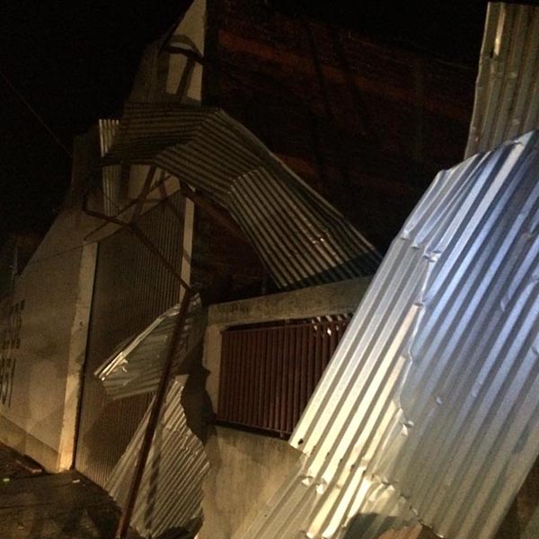 Defesa Civil de Paraguaçu atende famílias que tiveram casas destelhadas por forte ventania