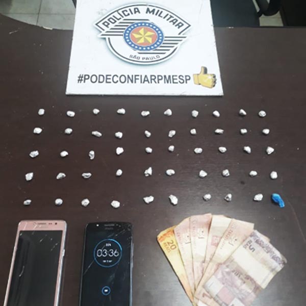 PM apreende 50 porções de crack e leva homem para a cadeia, em Paraguaçu