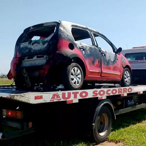 Motorista de aplicativo tem carro roubado e veículo é queimado em Marília