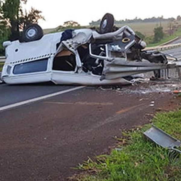 Kombi capota e deixa um morto e quatro feridos em rodovia de Assis