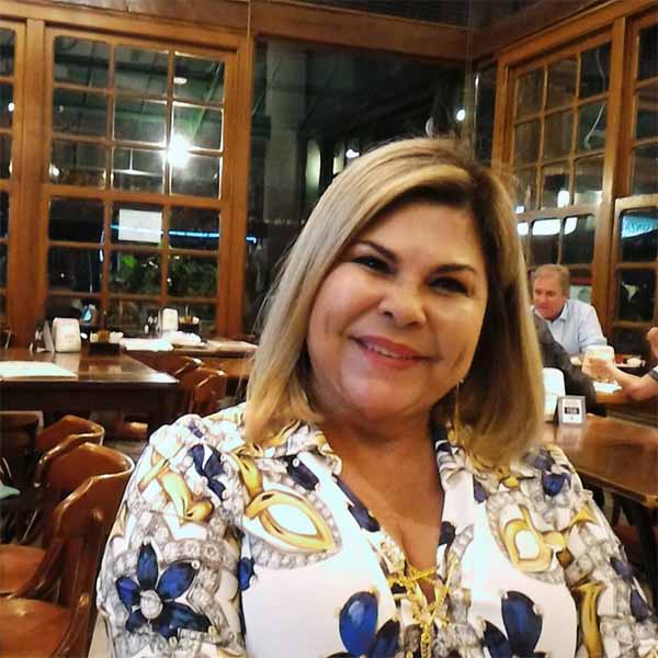 Rosalba Cavalcanti apaga velinhas nesta segunda