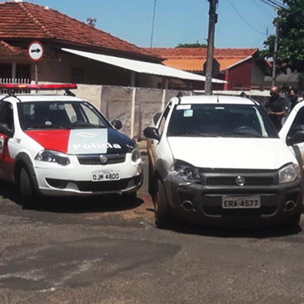 Veículo bate em viatura da PM em Paraguaçu Paulista