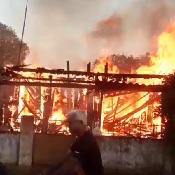 Incêndio destrói casa de madeira em Cândido Mota