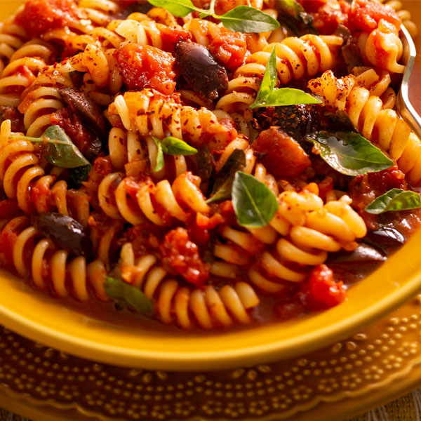 Macarrão à Putanesca em uma panela só para dois