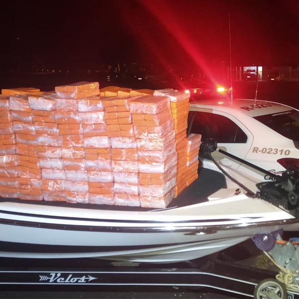 Polícia apreende mais de 400 quilos de maconha escondidos dentro de lancha rebocada em rodovia