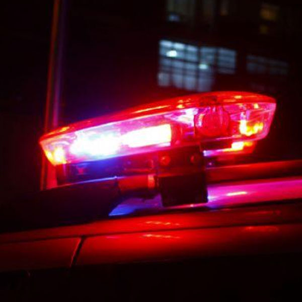 Mulher cai dentro de porta-malas após bater moto em carro, em Marília