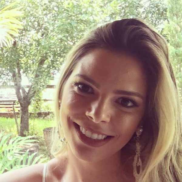 Nataly Thimoteo recebe os parabéns pelo seu aniversário