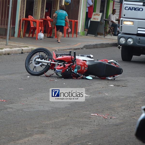Motorista causa acidente em cruzamento de ruas no centro de Paraguaçu