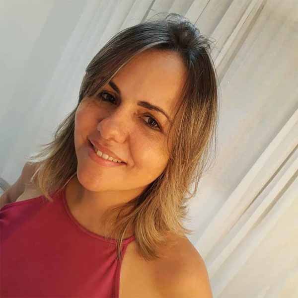 Lucia Costa recebe os parabéns pelo seu aniversário