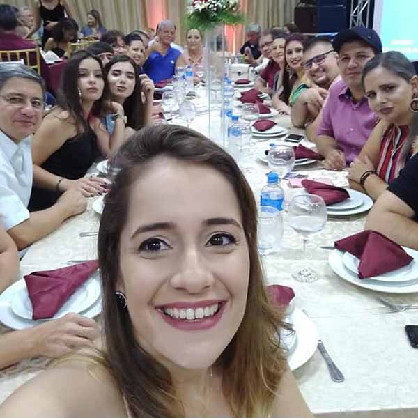 Fabiana Ribeiro apaga velinhas nesta quinta