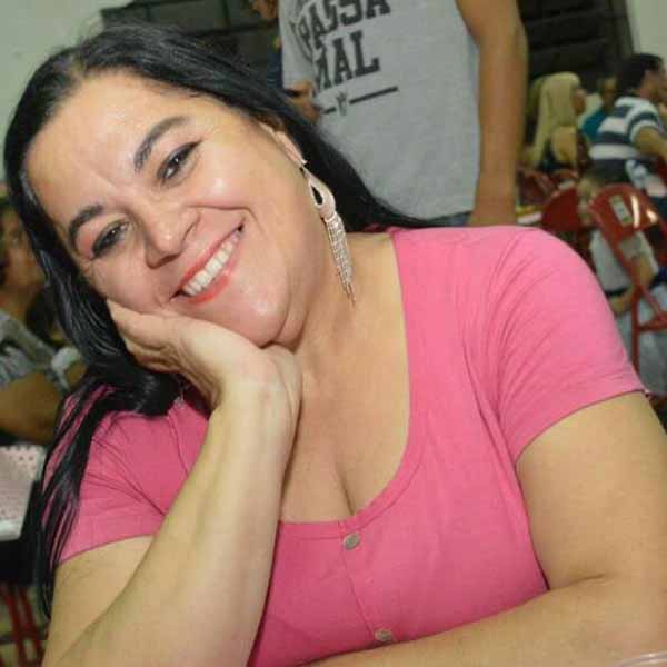 Rosana Paião apaga velinhas nesta quinta