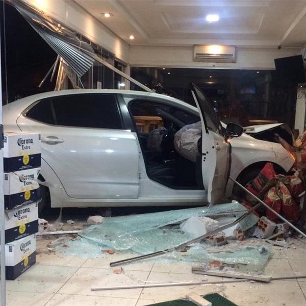 Motorista perde controle do carro e invade loja de conveniência em Assis; vídeo