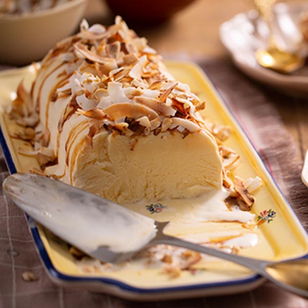 Bolo de sorvete com calda de caramelo