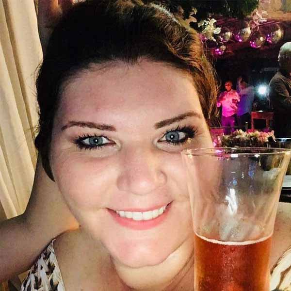 Aline Fernandes recebe os parabéns pelo seu aniversário