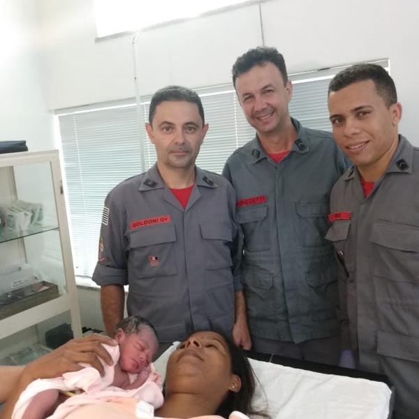 Bombeiros atendem mulher que ganhou bebê no banheiro de residência em Tupã