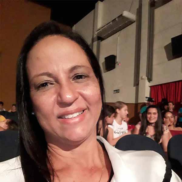 Silvia Santos apaga velinhas nesta quarta