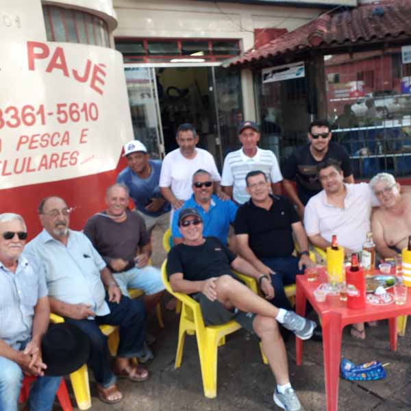 Amigos se encontram no Bar do Zé Dois Minutinhos