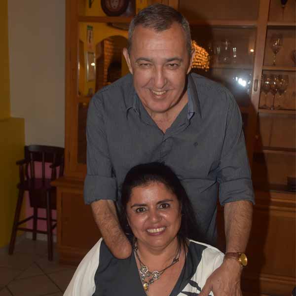 Normando e Karina se encontram com amigos para uma rodada de Pizza