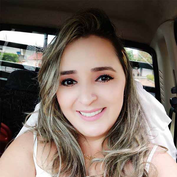 Patricia Oliveira apaga velinhas nesta quinta