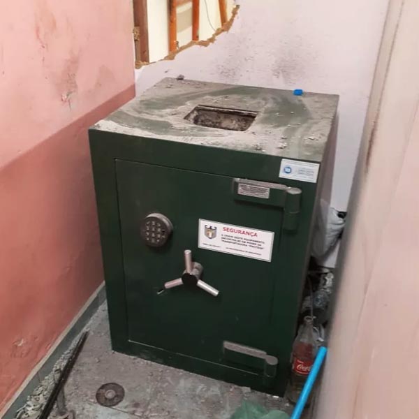 Criminosos fazem buraco em banheiro de loja de departamentos e furtam mais de R$ 100 mil, em Tupã