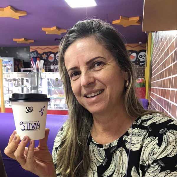 Silvia Affini apaga velinhas nesta quarta