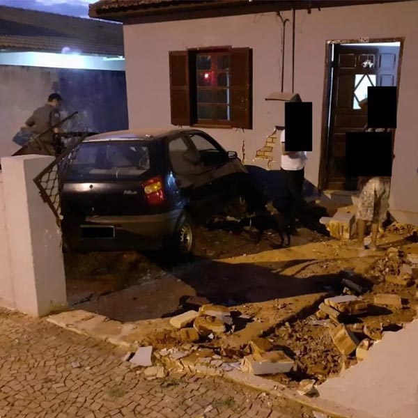 Carro invade casa e derruba muro no centro de Tupã