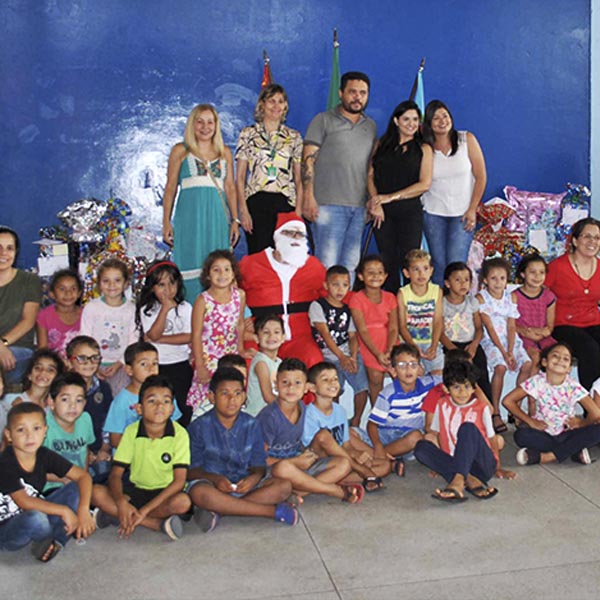 Unimed Assis entrega brinquedos a alunos da EMEIF João Luiz Galvão Ribeiro