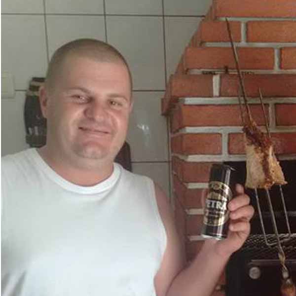 Juliano Pilan apaga velinhas nesta segunda