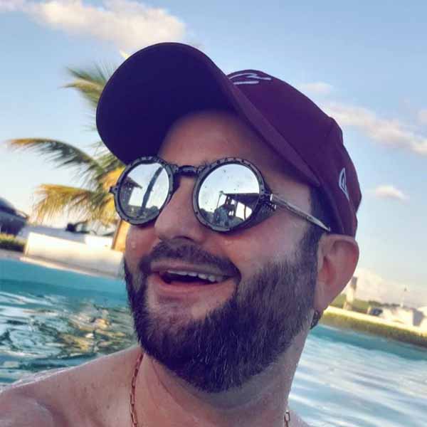 Nandex Fernando comemora mais um ano de vida