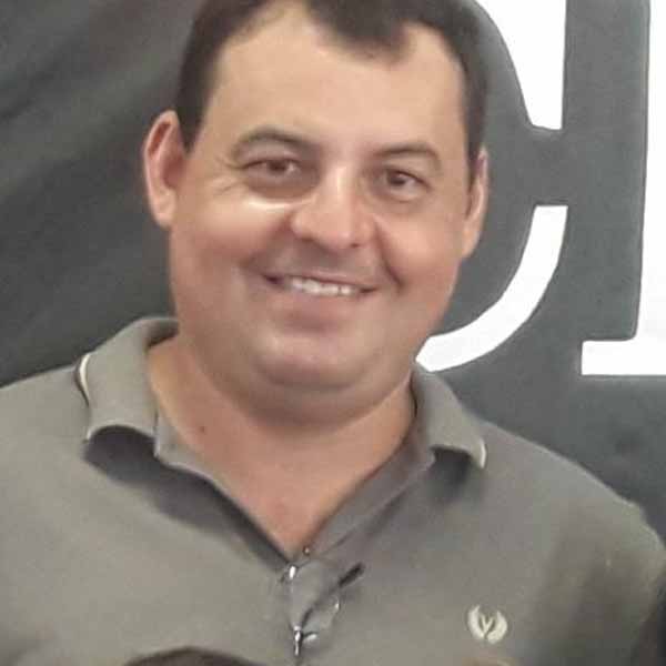 Adriano Leite apaga velinhas nesta terça