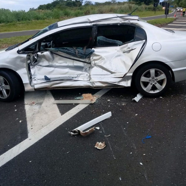 Acidente com carro e caminhão deixa ferido em Oscar Bressane