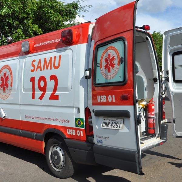 Trabalhador fica ferido ao cair de altura de 4 metros enquanto consertava cabos em Assis