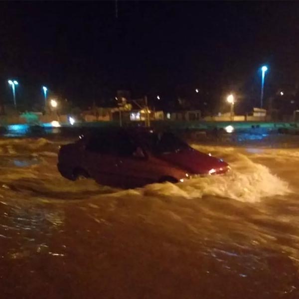 Enxurrada invade casas e leva carros durante forte chuva em Martinópolis