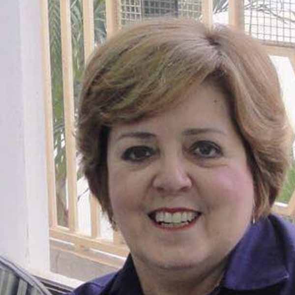 Suely Mello recebe os parabéns pelo seu aniversário