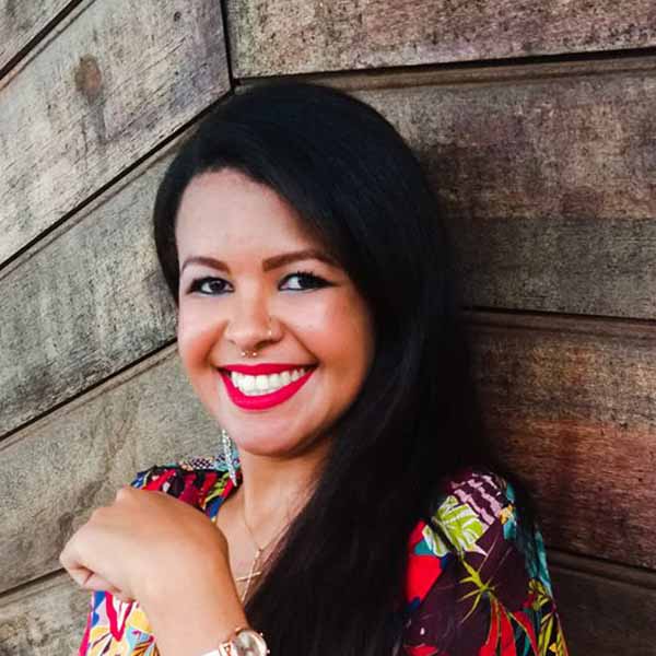 Denise Moreira recebe os parabéns pelo seu aniversário