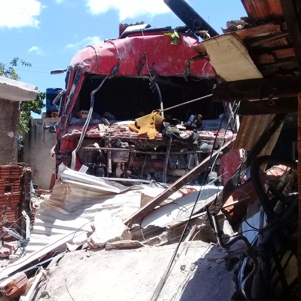 Dona de casa destruída por carreta deixou lugar minutos antes: 'Achei que fosse um avião'
