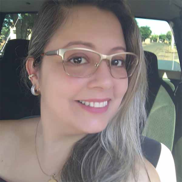Andréia Vilalba apaga velinhas neste sábado