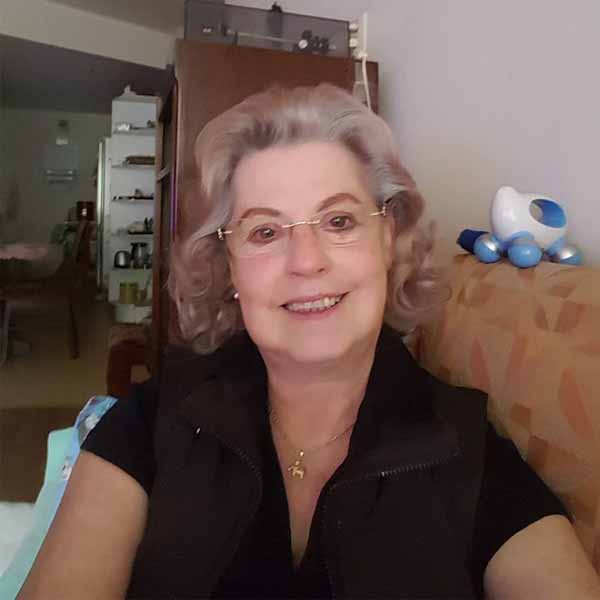 Luzia de Vreede recebe os parabéns pelo seu aniversário