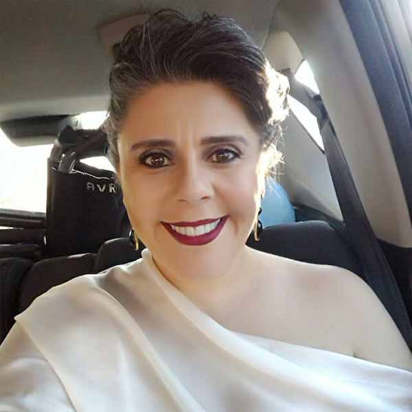 Simone Benicio recebe os parabéns pelo seu aniversário