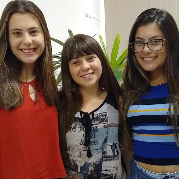 Após 'perderem' o pai para o câncer, trigêmeas de Quatá passam juntas no vestibular de medicina