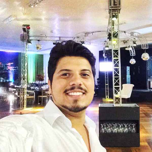 Leonny Santos apaga velinhas nesta sexta